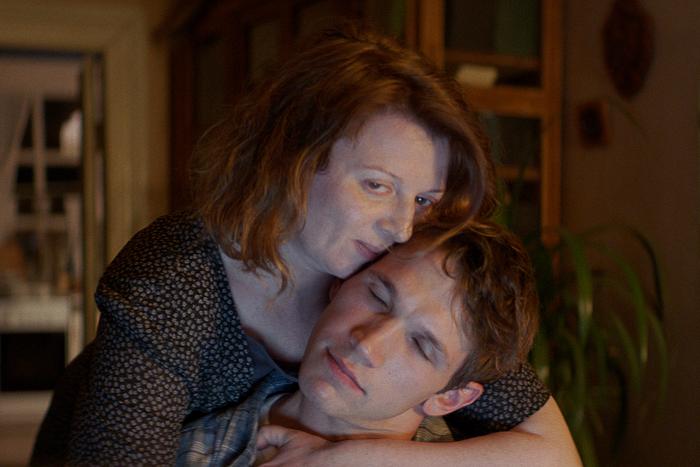 Поиски женского счастья на берегу моря. На фестивале "Новое движение" в Великом Новгороде победила картина "Эра"