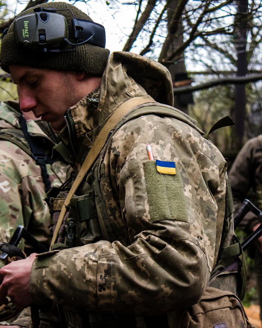 США сняли запрет на поставки вооружений "Азову"*