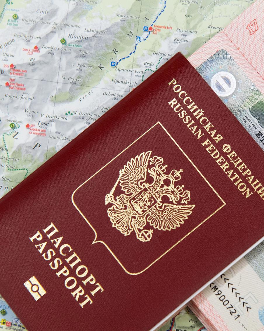 Стало известно, почему в России на границе изымают загранпаспорта