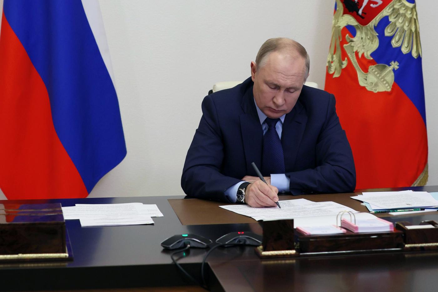 Путин продлил выплаты многодетным семьям на погашение ипотеки