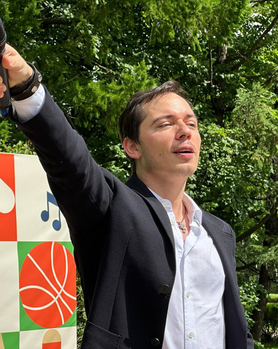 Москвичи поучаствовали в съемках клипа на песню Родиона Газманова "Россия"