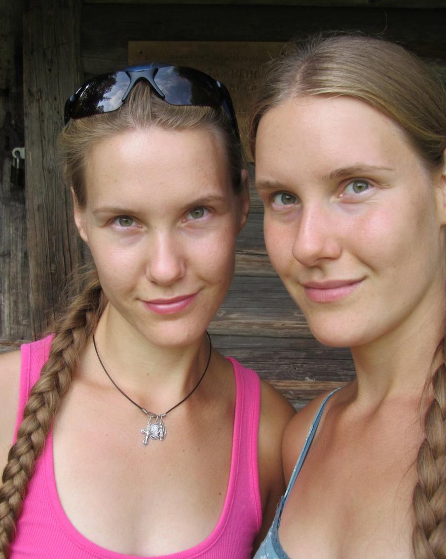 Сёстры-близняшки не жалеют крови на доброе дело