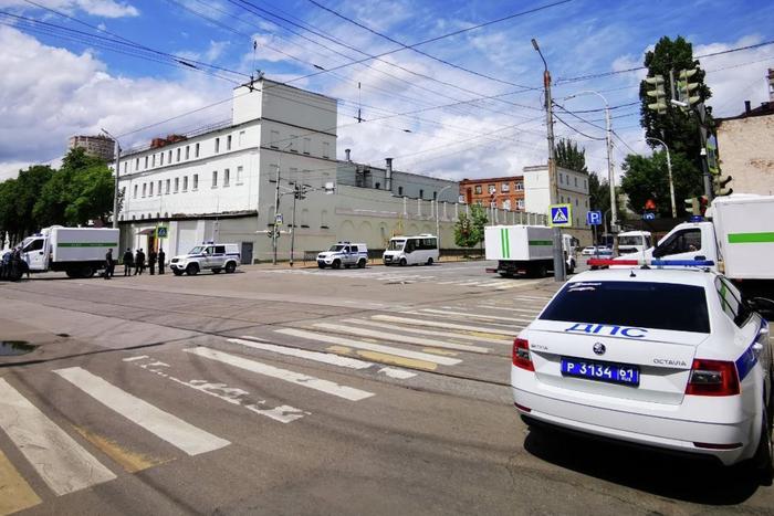 В ходе воскресного штурма СИЗО в Ростове-на-Дону один из сотрудников изолятора получил ранение