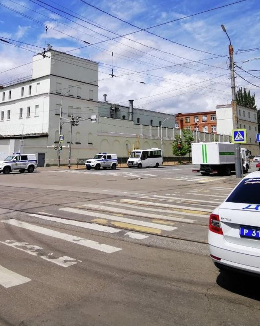 В ходе воскресного штурма СИЗО в Ростове-на-Дону один из сотрудников изолятора получил ранение