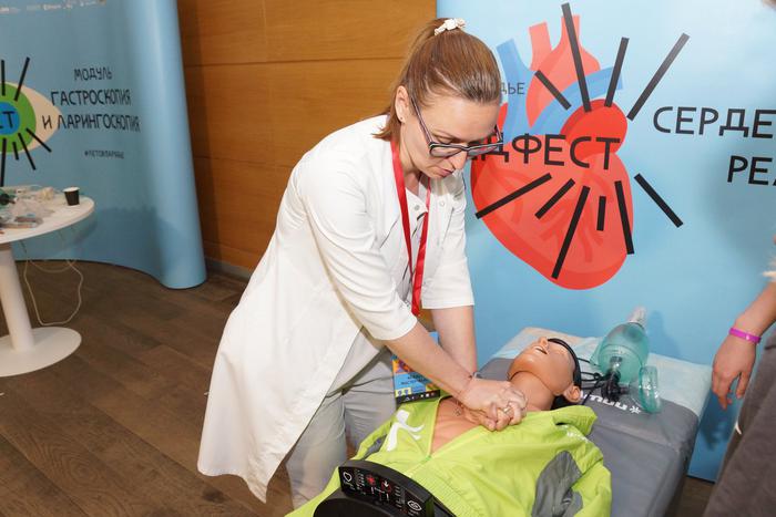 Песни "Бременских музыкантов" могут воскресить человека: репортёр Metro освоила навыки первой медпомощи