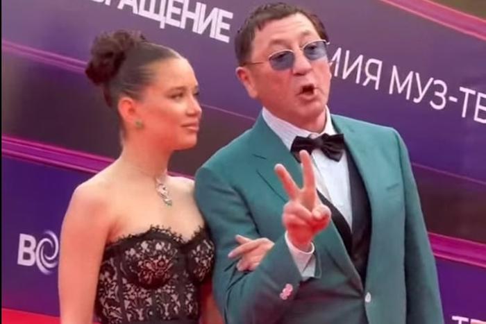 На Премии Муз-ТВ появились цифровая копия Жанны Фриске и Григорий Лепс с молодой невестой