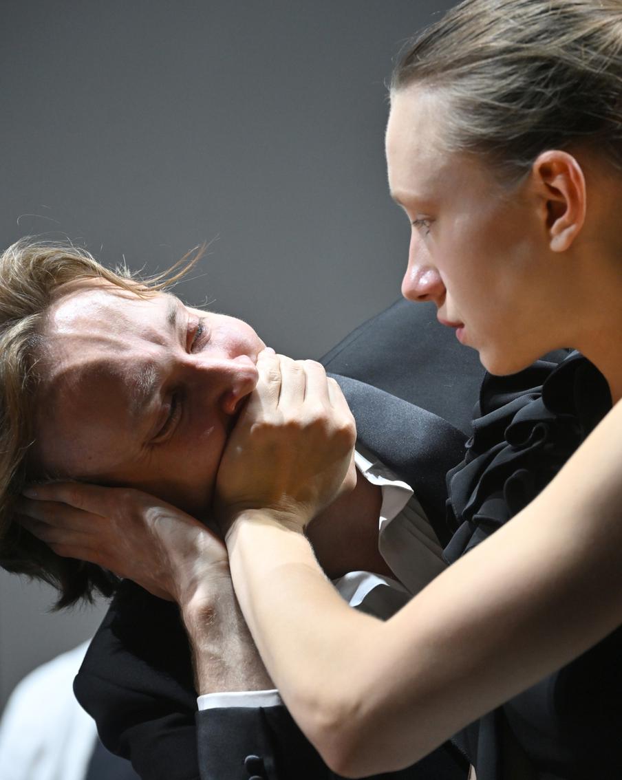 Дама с собачкой уничтожила арбуз: в МХТ имени А. П. Чехова показали новую трактовку рассказа из школьной программы