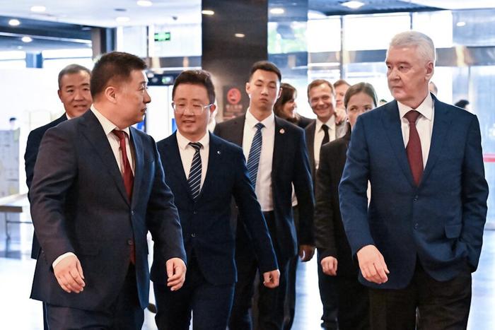 Сергей Собянин встретился с губернатором провинции Аньхой Ван Цинсянем. Они обсудили вопросы сотрудничества