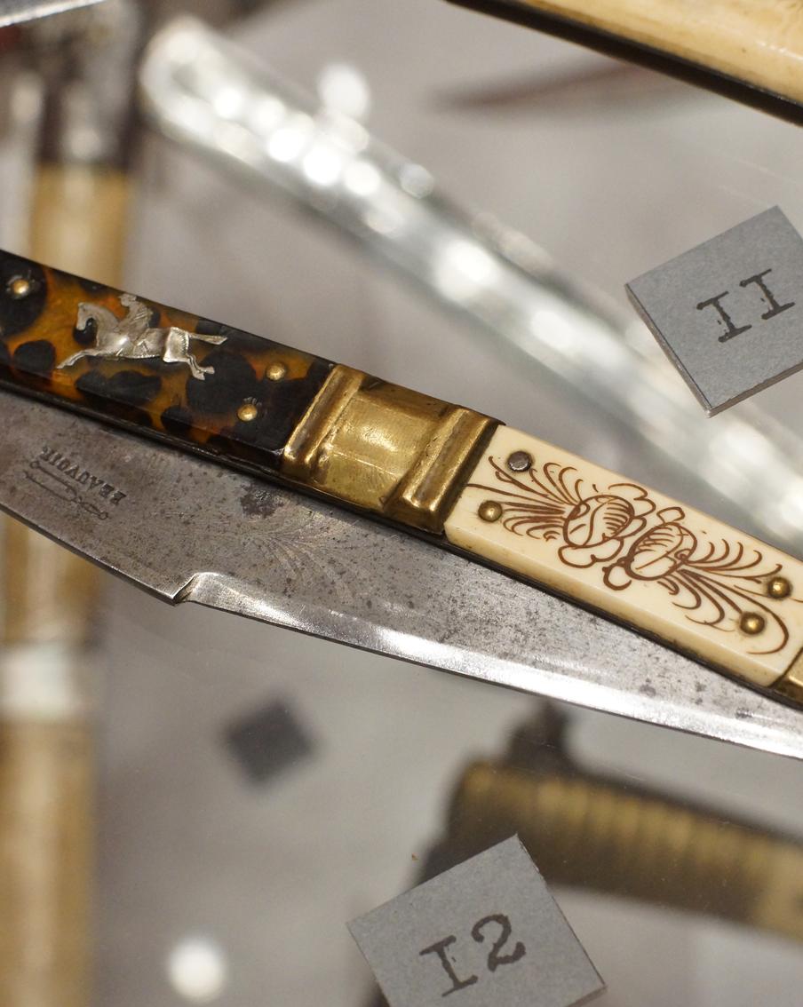 Ножи в монетках и лошадиные головы на финках: Известный реставратор показал коллекцию из 288 ножей