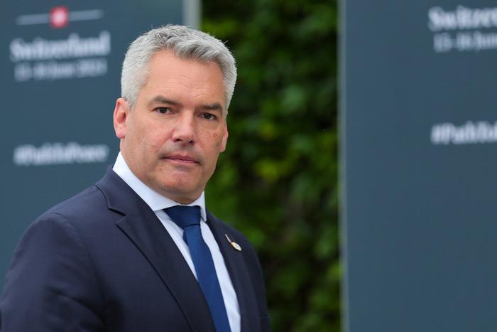 Канцлер Австрии назвал допустимыми удары Украины по России