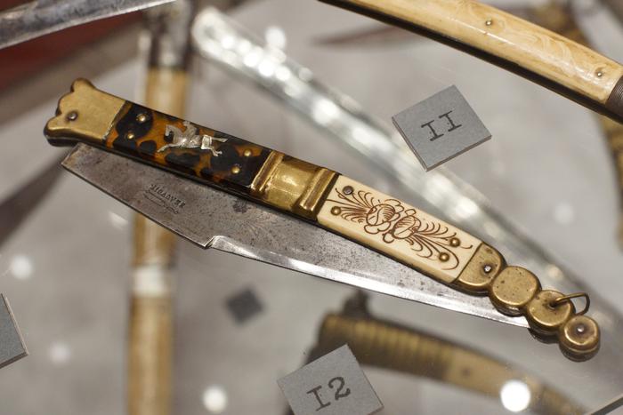 Ножи в монетках и лошадиные головы на финках: Известный реставратор показал коллекцию из 288 ножей