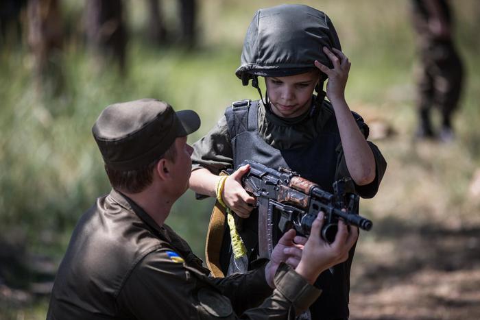 Украинцев начнут готовить к войне с детства. Зеленский подписал закон об общевойсковой подготовке