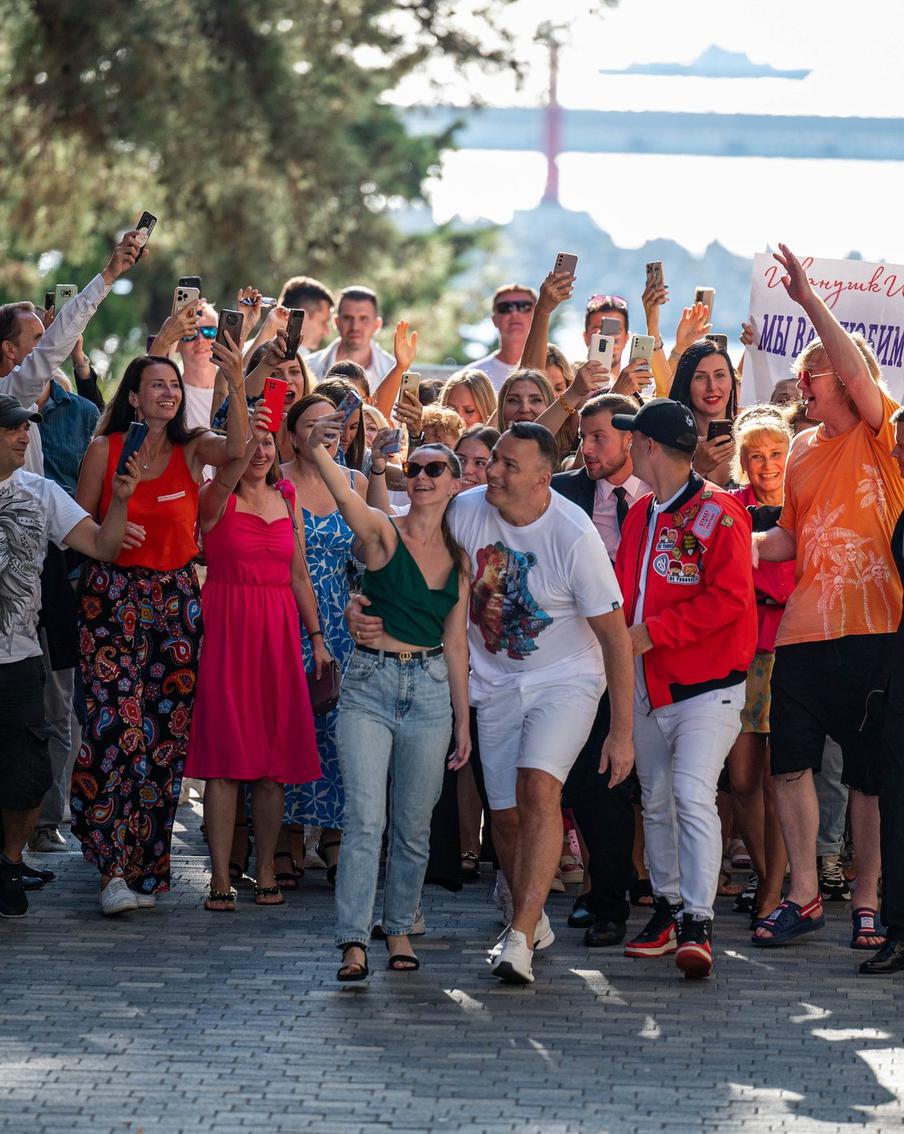 "Куклы" стали старше: на экраны выходит музыкальная комедия "Тур с Иванушками”