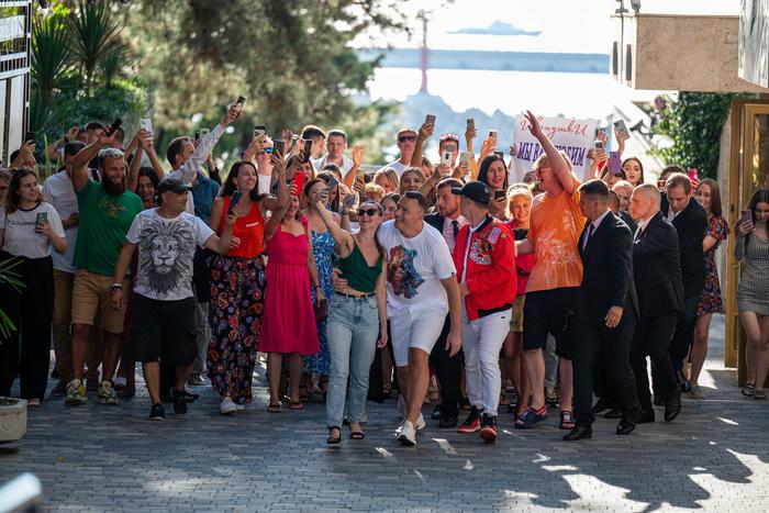 "Куклы" стали старше: на экраны выходит музыкальная комедия "Тур с Иванушками”