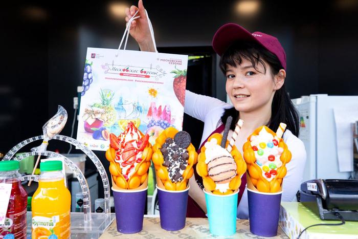 На Тверском бульваре москвичей угощают изысканными и необычными десертами