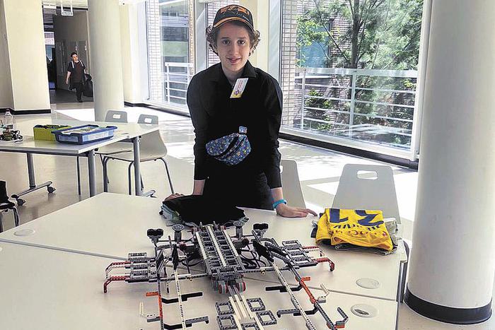 Будущее уже наступило: школьник научил робота складывать одежду за него