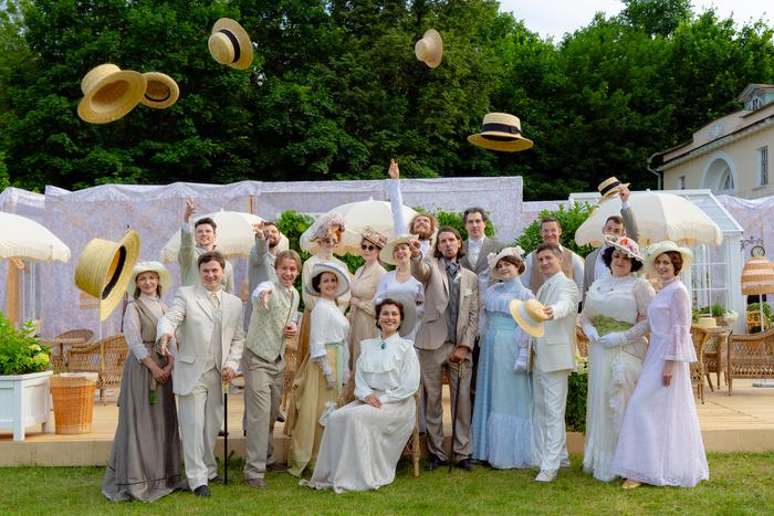 Совершить путешествие в век XIX, поиграть в городки и отведать мазюзю можно на фестивале "Усадьбы Москвы"