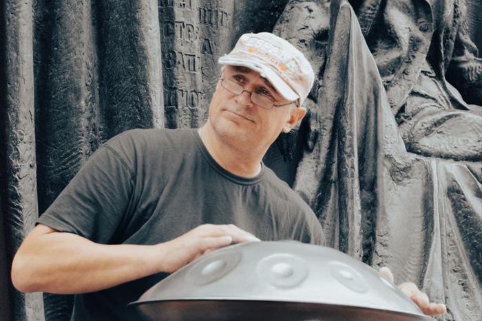 Летающая тарелка поёт песню о русской берёзке. В центре Москвы музыкант Юрий Лемеш играет на ханге мировые хиты