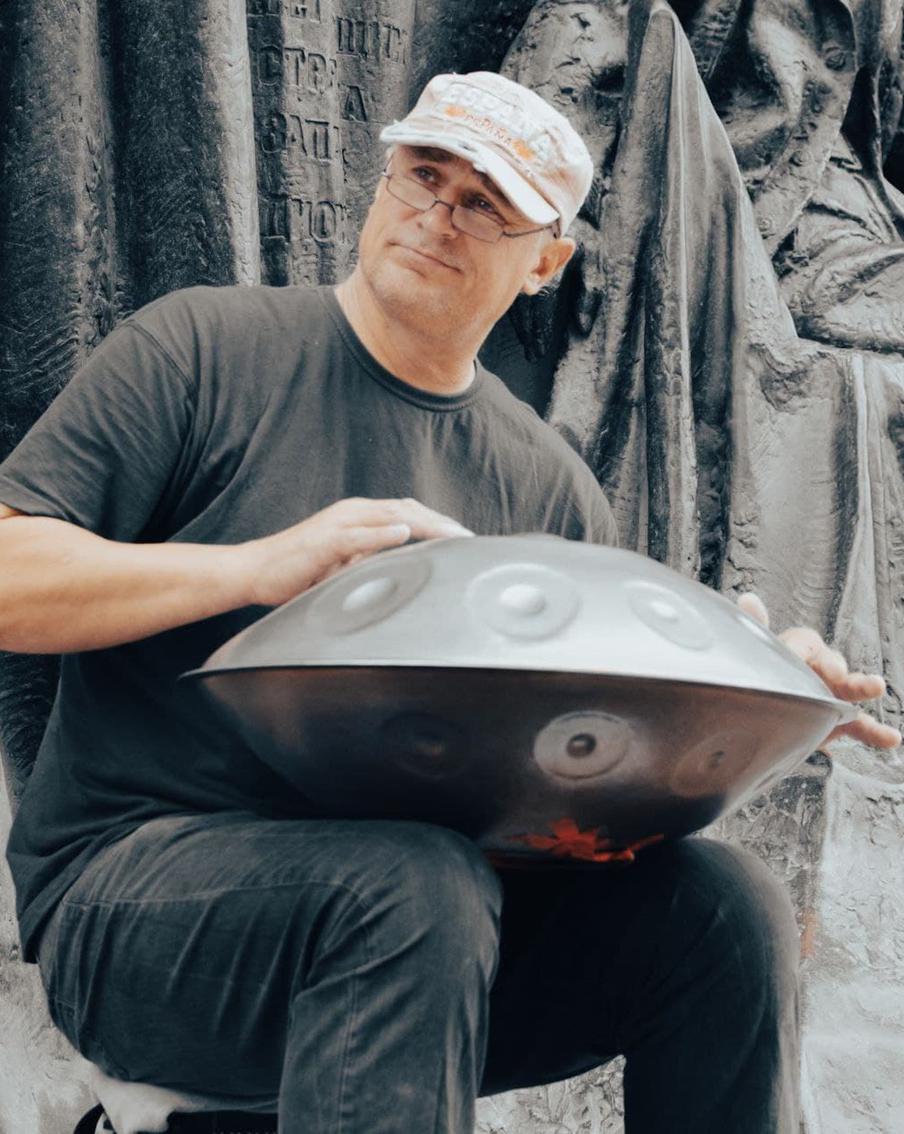 Летающая тарелка поёт песню о русской берёзке. В центре Москвы музыкант Юрий Лемеш играет на ханге мировые хиты