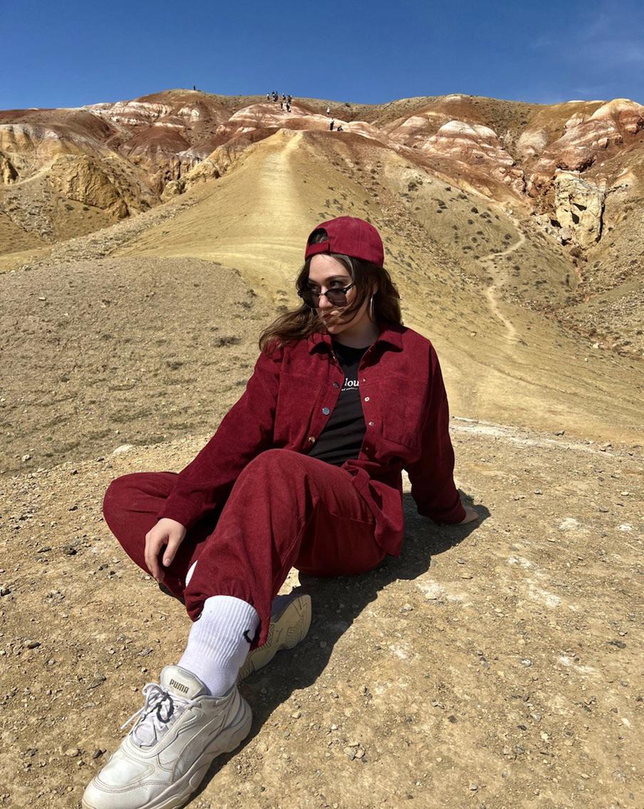 На "алтайском Марсе" горы окрашены в инопланетные цвета: красный, жёлтый, сиреневый... "Красят" породы металлы. Обязательно надевайте устойчивую обувь, лучше трекинговую. А то упадёте, как я.