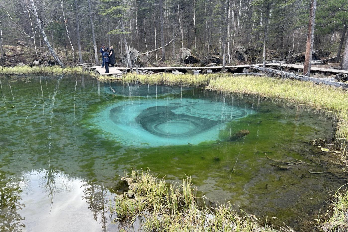Удивительное по красоте гейзерное озеро небольшое, всего 30 метров в диаметре. В центре его бьют источники, формирующие необычный рисунок на дне.
