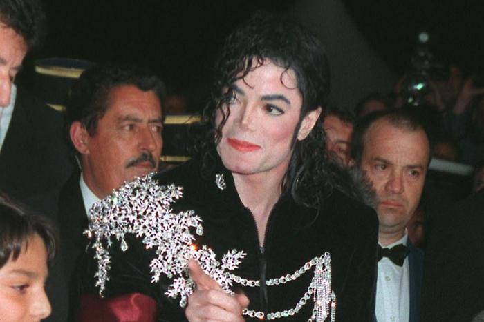 "У жирафов пятна, пятна". А почему они появляются у людей?