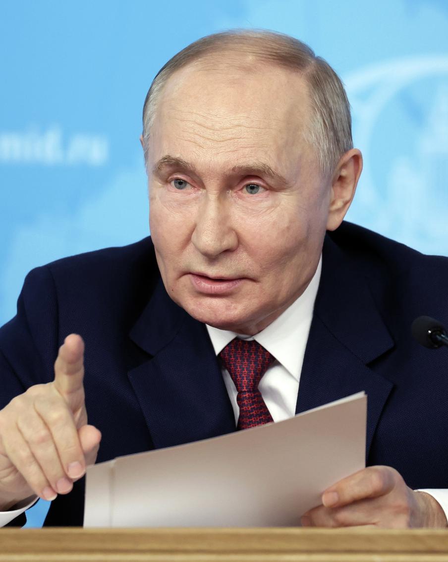 Президент России Владимир Путин ужесточил требования к переговорам по Украине на фоне швейцарского саммита