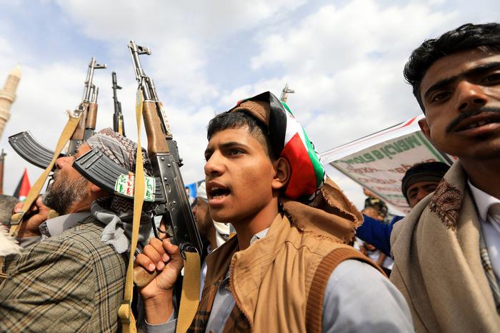 Движение йеменских хуситов заявило, что атаковало пять кораблей в порту Хайфы и Средиземном море