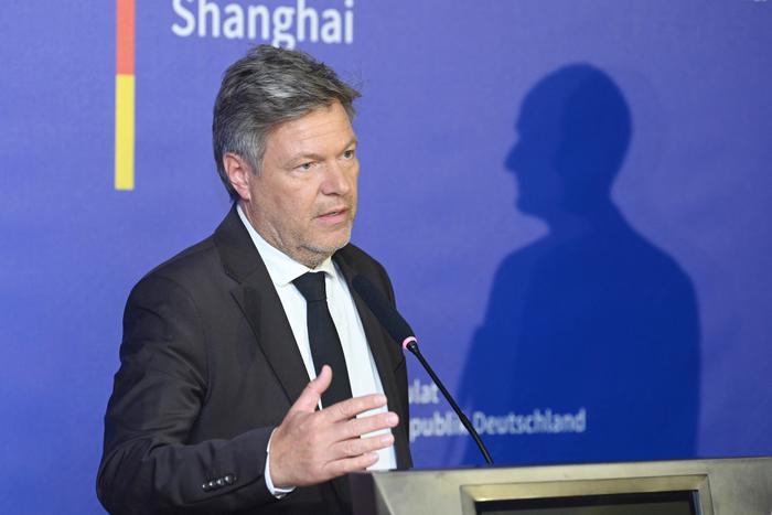 Вице-канцлер ФРГ призвал Китай уменьшить экспорт товаров двойного назначения в Россию из-за спецоперации