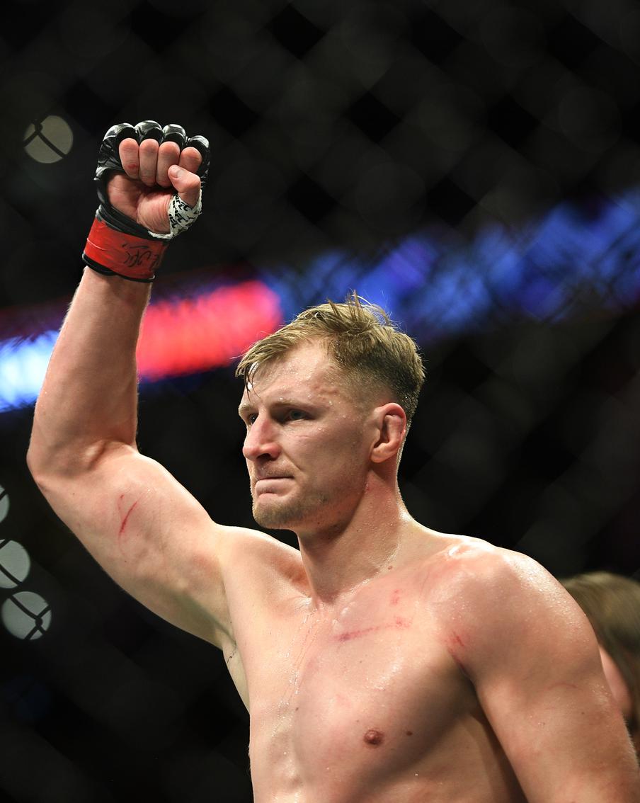 Победа одного русского богатыря над другим в UFC привела к конфликту