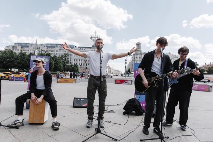 Солист группы UMA2RMAN спел у "Тверской" вместе с "Варениками"