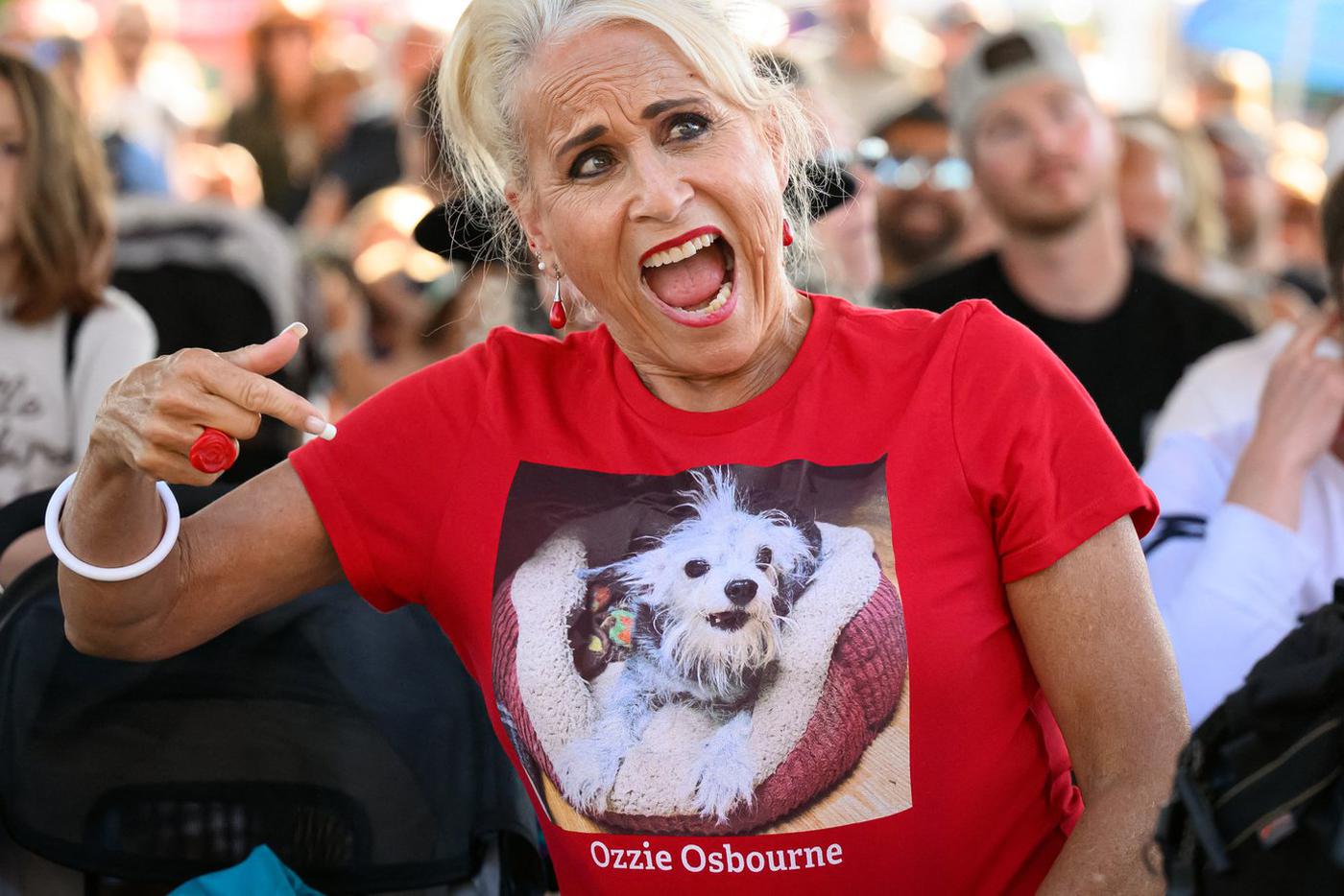 Worlds ugliest dog contest Член жюри Лори Руни, одетая в футболку с изображением уродливого пса Оззи Осборна, во время ежегодного конкурса "Самая уродливая собака в мире".