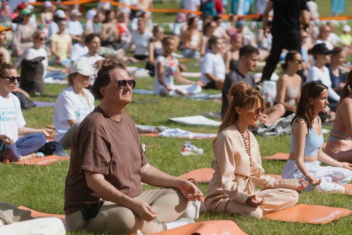 Любители спорта и звёздные пары собрались в парке, чтобы провести совместную медитацию