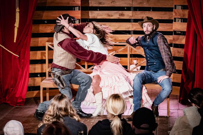 Ковбои превратили центр Москвы в Техас. Музыкальная история пылкой страсти в стиле вестерн покорила Москву