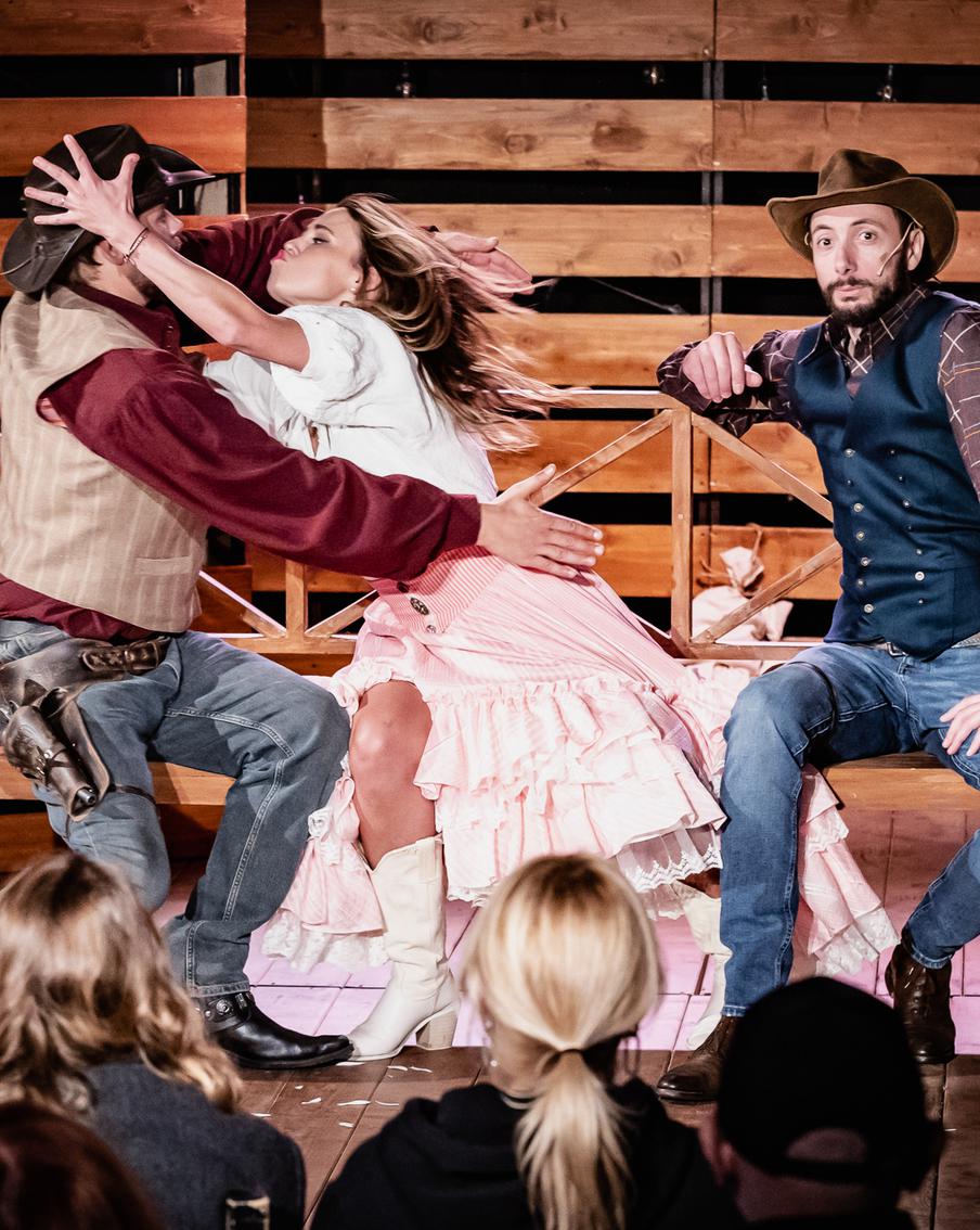 Ковбои превратили центр Москвы в Техас. Музыкальная история пылкой страсти в стиле вестерн покорила Москву