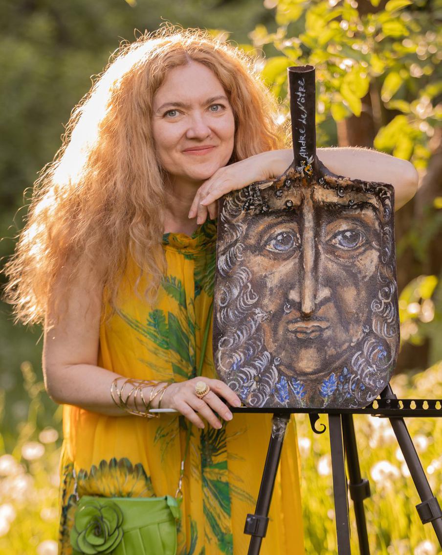 Московская художница рисует картины на старых и ржавых садовых лопатах