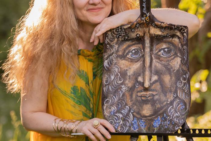Московская художница рисует картины на старых и ржавых садовых лопатах