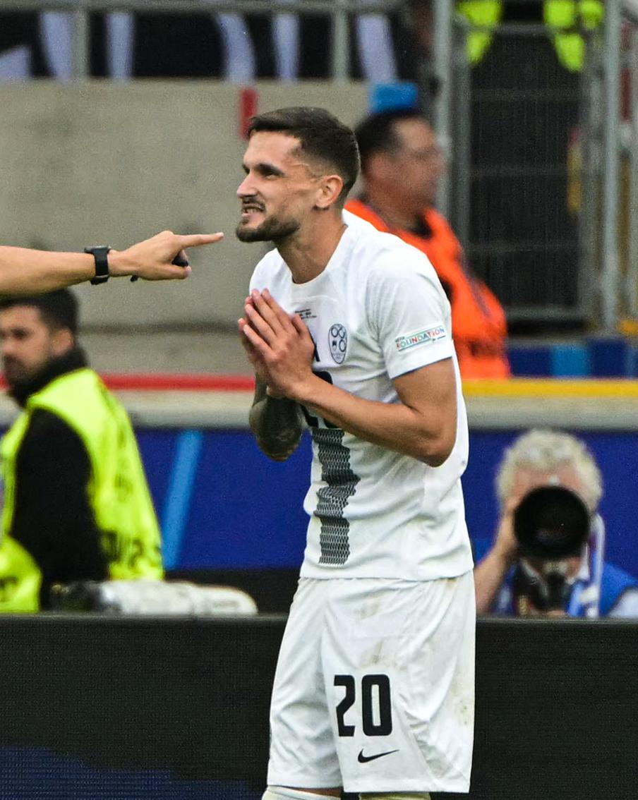 Словенцы стали третьими в группе из-за лишней жёлтой карточки