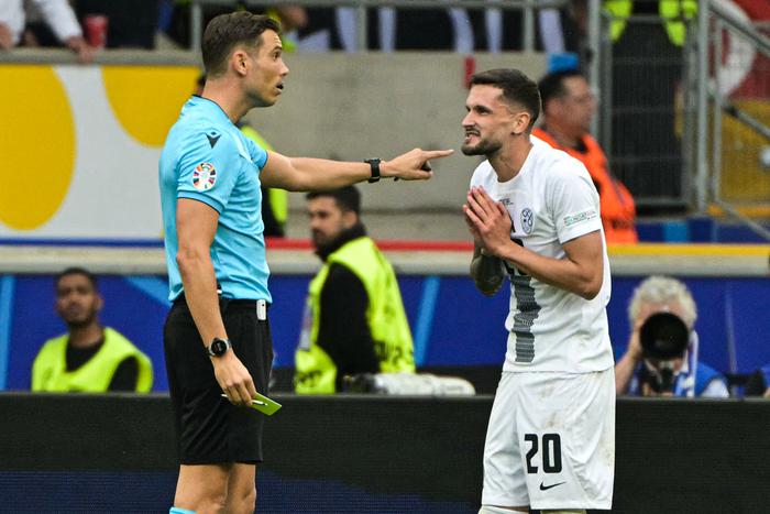 Словенцы стали третьими в группе из-за лишней жёлтой карточки