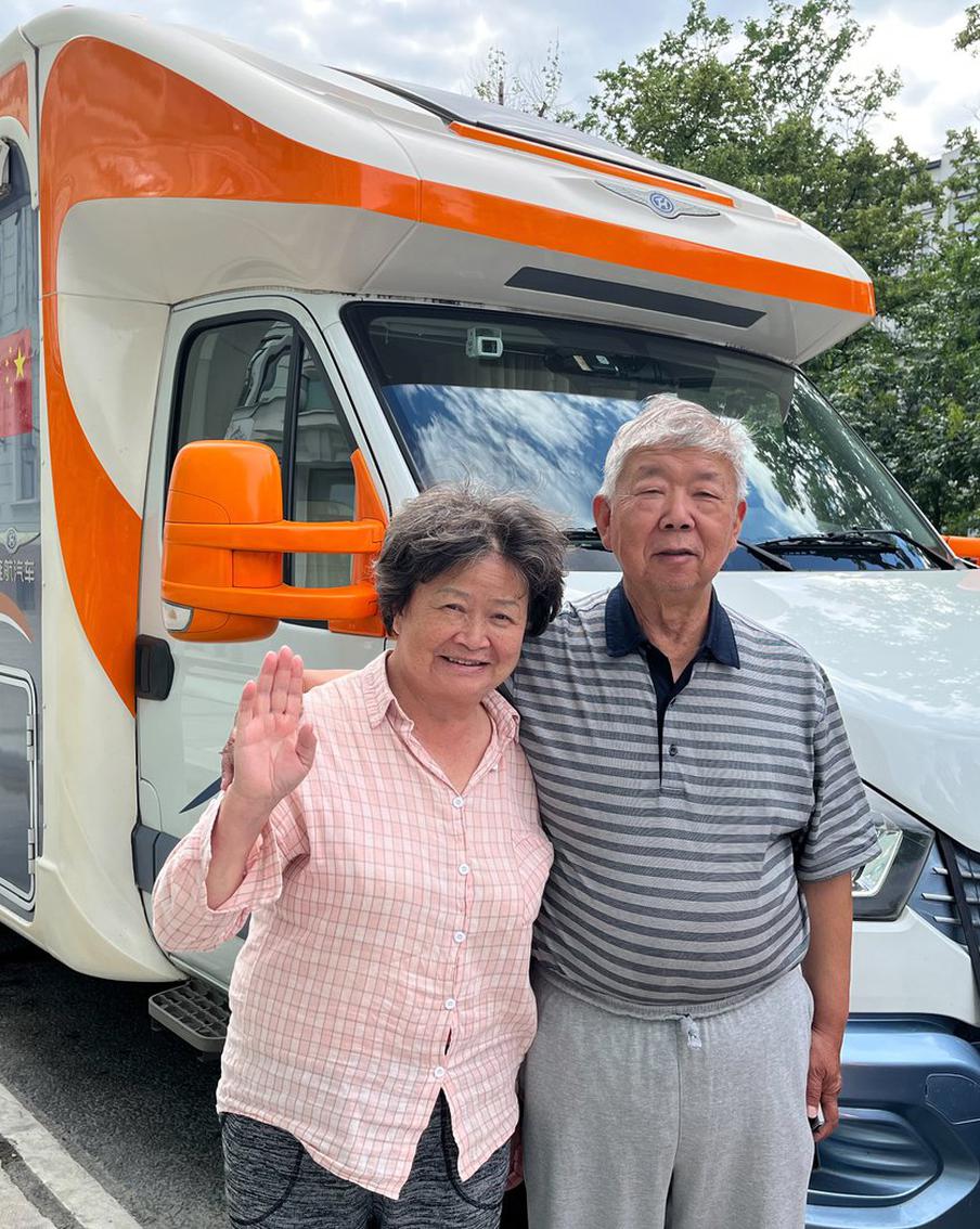 Китайские туристы рассказали, как смогли доехать до Москвы на автофургоне