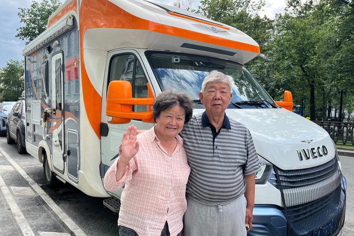 Китайские туристы рассказали, как смогли доехать до Москвы на автофургоне