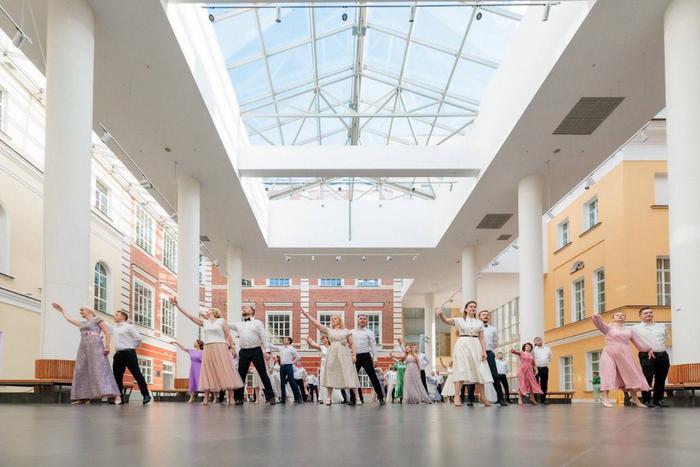 Директора московских школ станцевали прощальный вальс