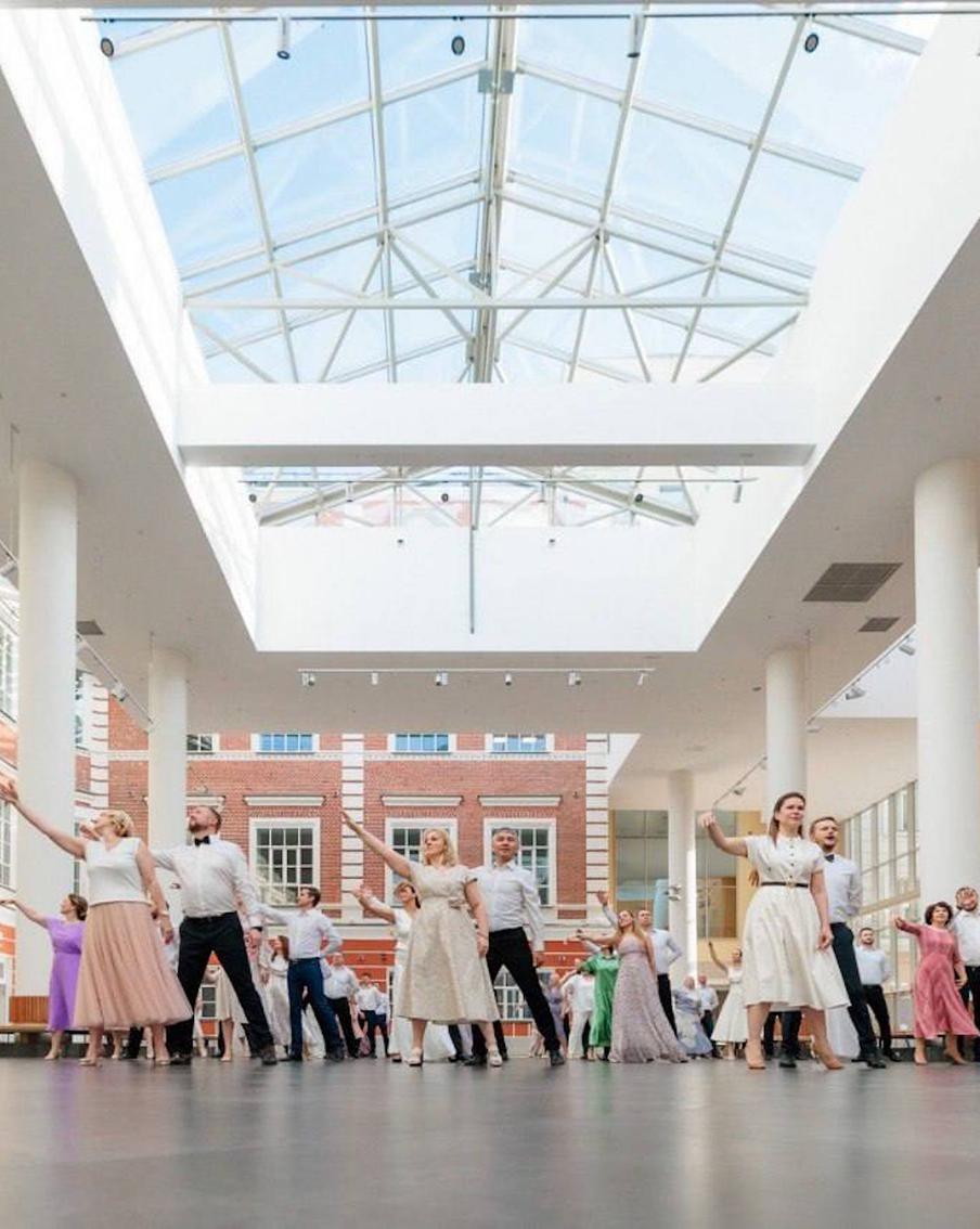 Директора московских школ станцевали прощальный вальс