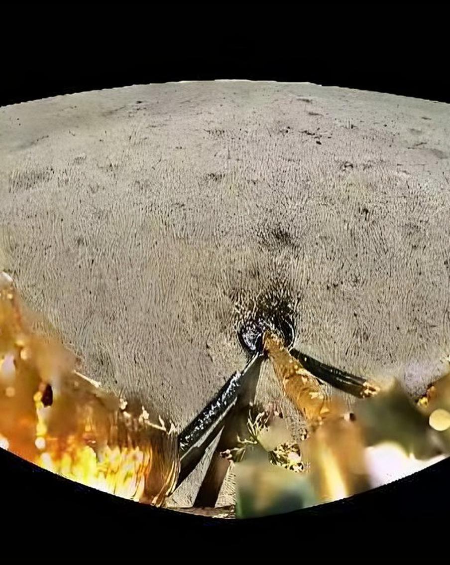 Земля впервые получила образцы грунта с обратной стороны Луны