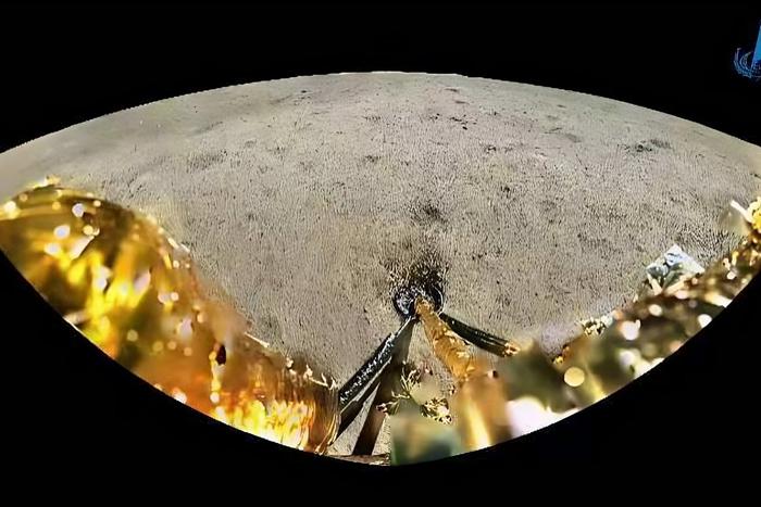 Земля впервые получила образцы грунта с обратной стороны Луны