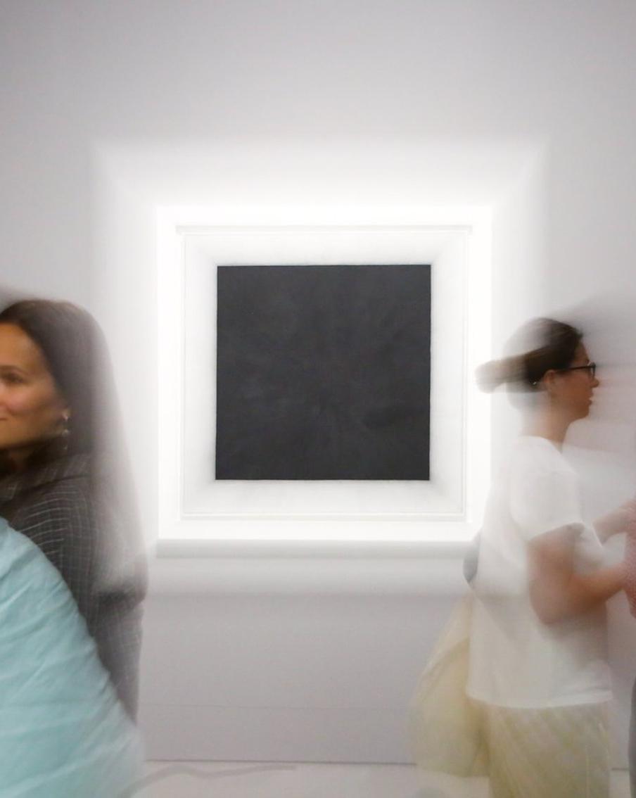 "Чёрный квадрат" Малевича превратился в мусор на выставке в Москве