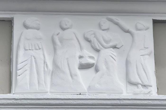 Жителей Ельца насмешила реставрация барельефа. Её сравнили с "Пушистым Иисусом"