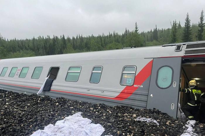 В РЖД заявили, что восстановили железнодорожное движение после произошедшего в Коми схода поезда