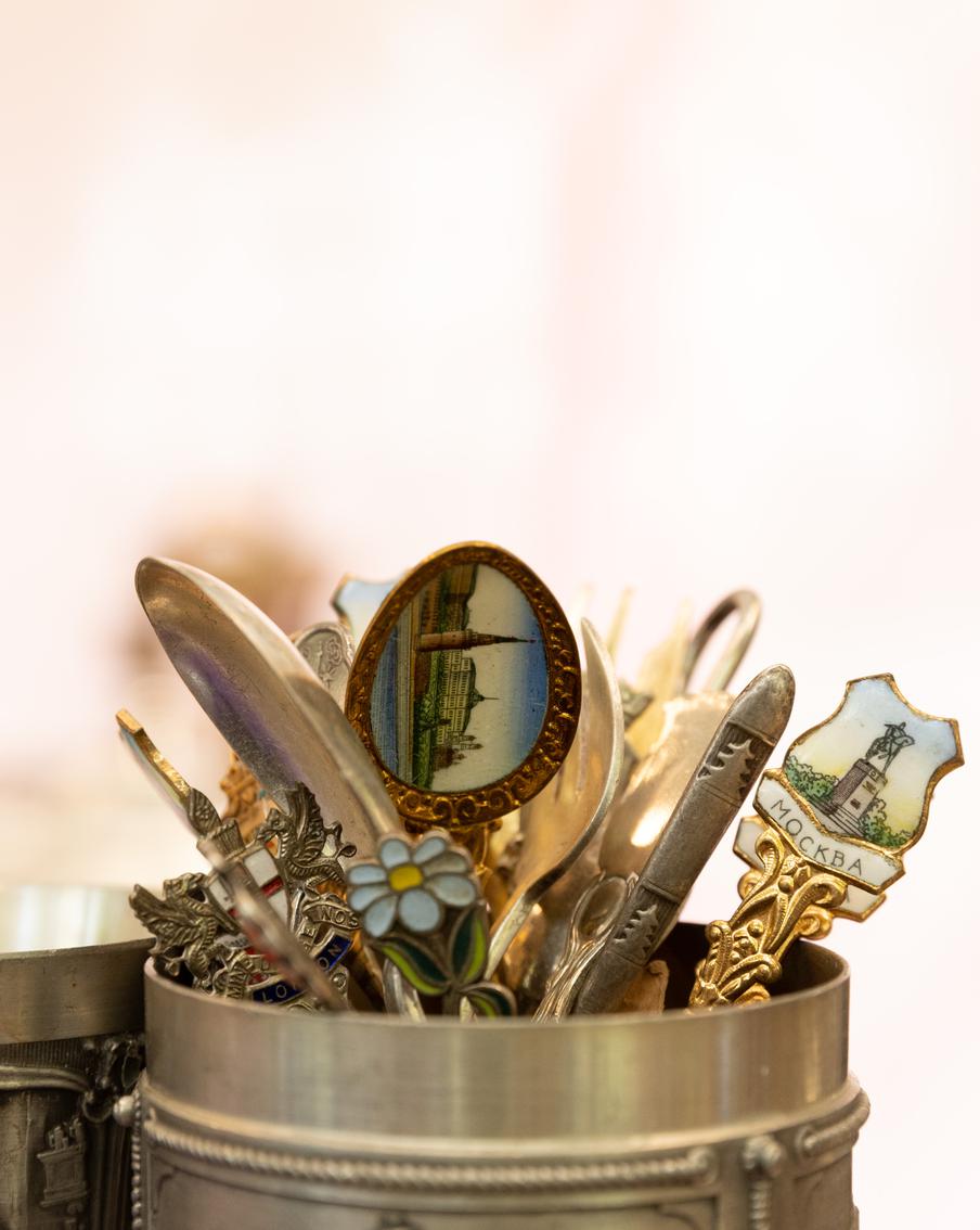 Коллекционные украшения и антикварная посуда найдутся на винтажном маркете на Чистопрудном бульваре