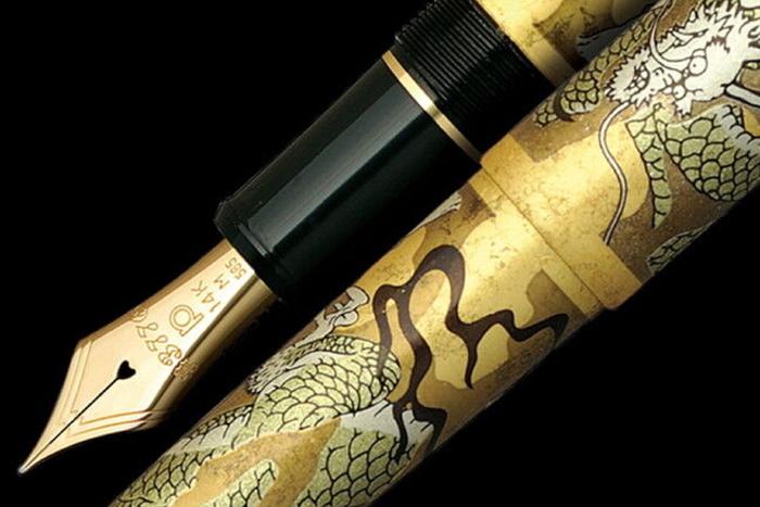 Какой ручкой пишет Владимир Путин? На выставке в усадьбе "Люблино" раскрыли мир перьевых ручек